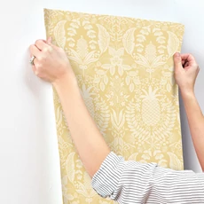 Kép 7/7 - York Ananászos damaszk mintás sárga vlies tapéta Pineapple Damask Yellow 68,58 cm X 8,22 m