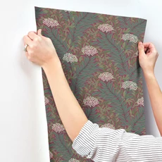 Kép 7/7 - York Virágmintás bordó vlies tapéta Highgrove tapéta Burgundy 68,58 cm X 8,22 m