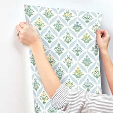 Kép 7/7 - York Vintage virágos rácsos kék vlies tapéta Estee Garden Blue Multi 68,58 cm X 8,22 m