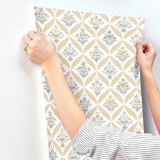 Kép 7/7 - York Vintage virágos rácsos arany-szürke vlies tapéta Estee Garden Gold Multi 68,58 cm X 8,22 m