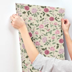 Kép 7/7 - York Rózsa mintás lila-bézs vlies tapéta Roses Linen 68,58 cm X 8,22 m