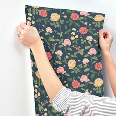 Kép 7/7 - York Rózsa mintás sötétkék-sárga vlies tapéta Roses Navy 68,58 cm X 8,22 m