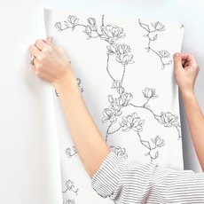 Kép 5/5 - York Magnóliák sziluettje fekete-fehér vlies tapéta Magnolia Branches Black 68,58 cm X 8,22 m