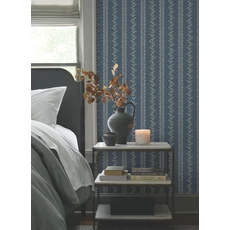 Kép 2/5 - York Csíkos virágos kék vlies tapéta Everleigh Navy 52 cm X 10 m