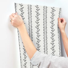 Kép 5/5 - York Csíkos virágos fekete-fehér vlies tapéta Everleigh White/Black 52 cm X 10 m