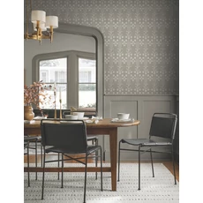 Kép 2/5 - York Koloniál stílusú barna vlies tapéta Lydia Taupe 52 cm X 10 m