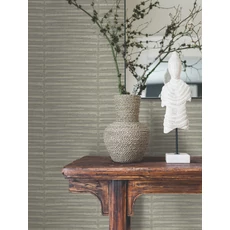 Kép 2/6 - York Nádhatású barna vlies tapéta Iringa Putty 68,58 cm X 8,22 m