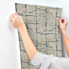 Kép 6/7 - York Kőhatású kék-szürke vlies tapéta Mojave Navy 68,58 cm X 8,22 m