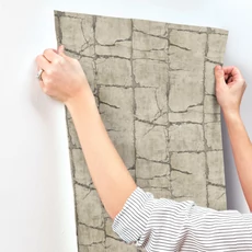 Kép 6/7 - York Kőhatású barna vlies tapéta Mojave Taupe 68,58 cm X 8,22 m