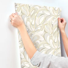 Kép 6/7 - York Absztrakt mintás bézs vlies tapéta arany részletekkel Achate Beige Grey 68,58 cm X 8,22 m