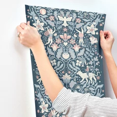 Kép 4/4 - York Cirkuszi akrobaták virágos indákon kék vlies gyerek tapéta Cirkus Blue 53 cm X 10 m