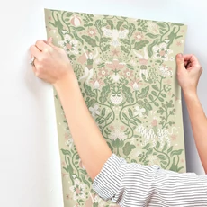 Kép 4/4 - York Cirkuszi akrobaták virágos indákon zöld vlies gyerek tapéta Cirkus Light Green 53 cm X 10 m