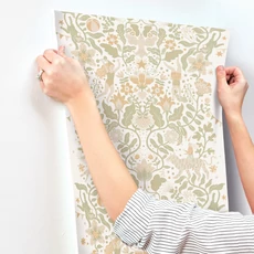 Kép 4/4 - York Cirkuszi akrobaták virágos indákon rózsaszín-zöld vlies gyerek tapéta Cirkus Moss 53 cm X 10 m