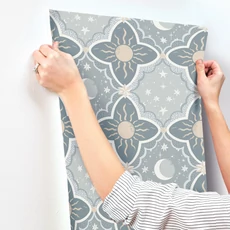 Kép 4/4 - York Nap és csillagok kék vlies tapéta Sol & Måne Blue 53 cm X 10 m