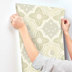 Kép 4/4 - York Nap és csillagok zöld vlies tapéta Sol & Måne Green 53 cm X 10 m