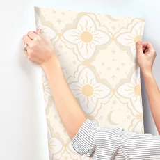 Kép 4/4 - York Nap és csillagok sárga vlies tapéta Sol & Måne Tangerine 53 cm X 10 m