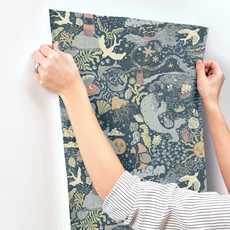 Kép 4/4 - York Tengeri állatok kék vlies gyerek tapéta Havet Dark Blue 53 cm X 10 m