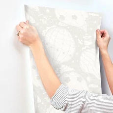 Kép 4/4 - York Hőlégballonos szürke vlies gyerek tapéta Ballongerna Grey 53 cm X 10 m