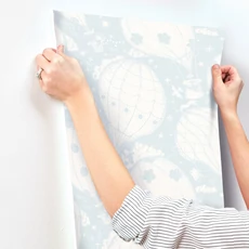 Kép 4/4 - York Hőlégballonos világoskék vlies gyerek tapéta Ballongerna Light Blue 53 cm X 10 m