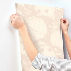 Kép 4/4 - York Hőlégballonos rózsaszín vlies gyerek tapéta Ballongerna Pink 53 cm X 10 m