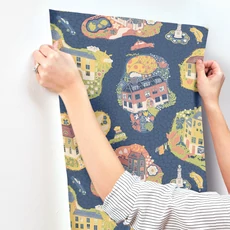 Kép 4/4 - York Házikók és autók sötétkék vlies gyerek tapéta Staden Dark Blue 53 cm X 10 m