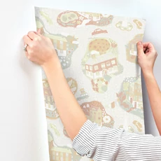 Kép 4/4 - York Házikók és autók szürke-piros vlies gyerek tapéta Staden Grey 53 cm X 10 m