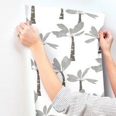 Kép 5/7 - York Pálmafa mintás szürke vlies taptéa Painted Oasis tapéta Carbon & Graphite 68,58 cm X 8,22 m