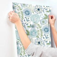 Kép 5/7 - York Vadvirágos kék vlies tapéta Artistic Bouquet Alpine Leaf 68,58 cm X 8,22 m