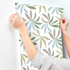 Kép 5/7 - York Modern levélmintás zöld-kék vlies tapéta Little Garden Alpine Sky Silver 68,58 cm X 8,22 m