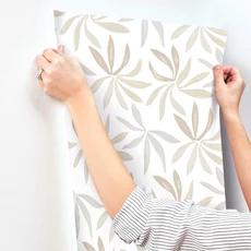 Kép 5/7 - York Modern levélmintás pasztell bézs vlies tapéta Little Garden Neutral Pearl 68,58 cm X 8,22 m