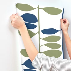 Kép 5/7 - York Szőlőtőkét ábrázoló modern kék vlies tapéta Sculpted Vines Alpine Ultramarine 68,58 cm X 8,22 m