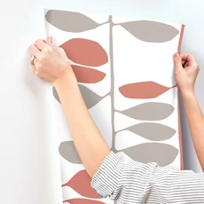 Kép 5/7 - York Szőlőtőkét ábrázoló modern piros-szürke vlies tapéta Sculpted Vines Vermillion Graphite 68,58 cm X 8,22 m