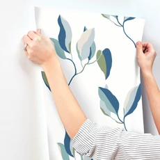 Kép 5/7 - York Nagy levélmintás kék vlies tapéta Brushwork Branches Alpine & Cobalt 68,58 cm X 8,22 m