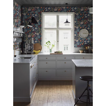 Boras Virágos vidám sötétkék vlies tapéta Hanna Werning Trädgården Multi 53 cm X 10 m