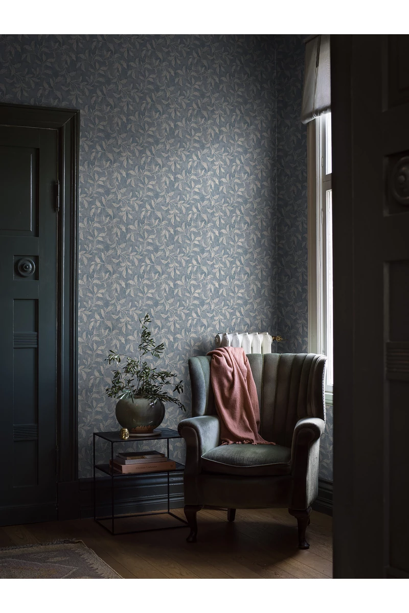 Boras Elegáns fényes levélmintás kék vlies tapéta Rosewood Night Blue 53 cm X 10 m