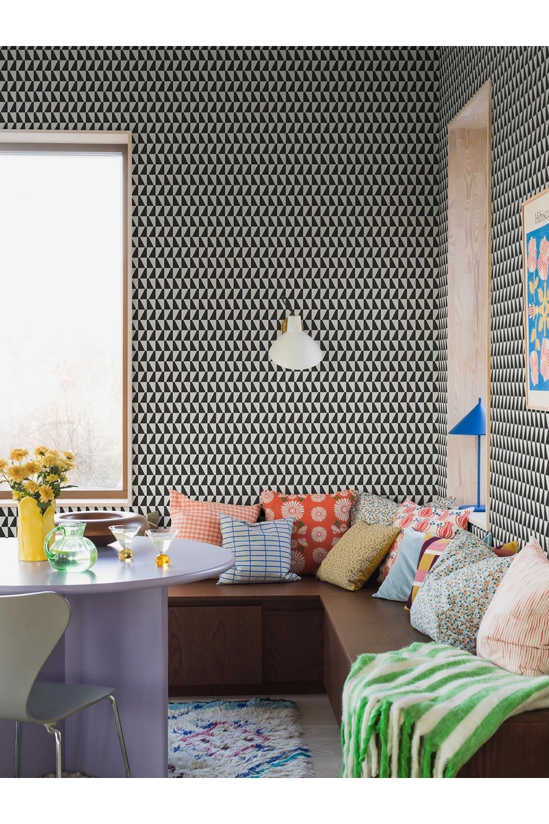 Boras Geoemtriai mintás modern fekete-fehér vlies tapéta Arne Jacobsen Trapez Black White 53 cm X 10 m