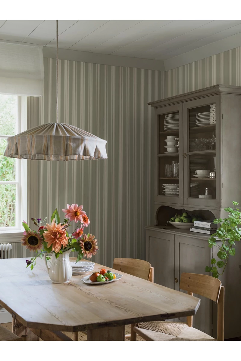 Boras Csíkos klasszikus zöld vlies tapéta Gunnebo Green 53 cm X 10 m