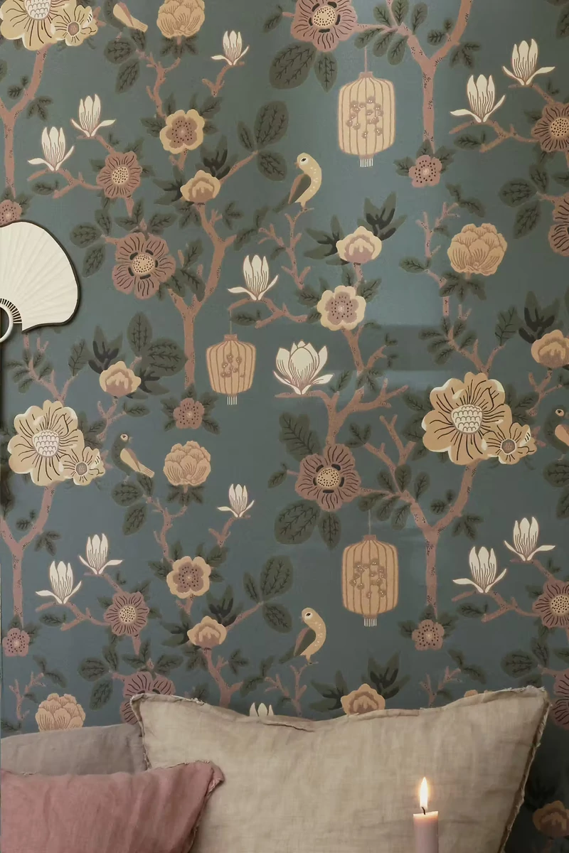 Virágos zöldes kék vlies tapéta Majvillan Tokyo tea Moonlight Pine Green 53 cm X 10 m