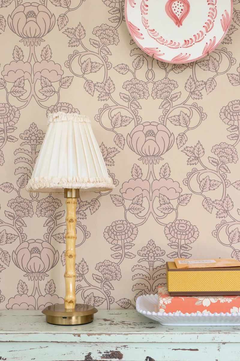 Virágos bézs vlies tapéta púder mintával Majvillan Cheri Spritz Light Amber 53 cm X 10 m